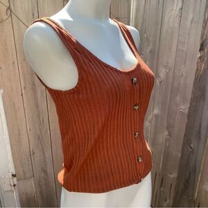H&M ribbed rust color tank top with button detail size small